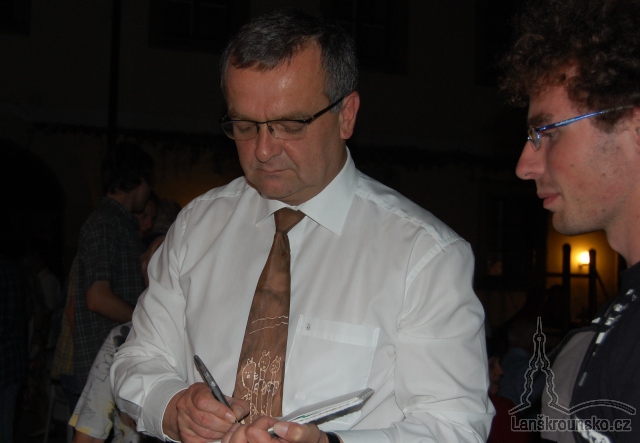 16-miroslav kalousek rozdava podpisy.jpg